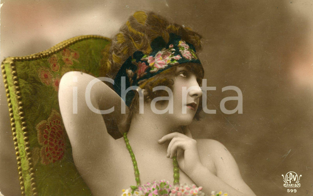 1915 COSTUMI Ritratto di donna con fascia a fiori  - Cartolina ILLUSTRATA FP  Cartolina postale d'epoca, a colori, viaggiata.Editore L.P.V. Paris, n&deg; 599 .CONDIZIONI: G (minima piegatura angolare)FORMATO: FP    originale e autentica 1