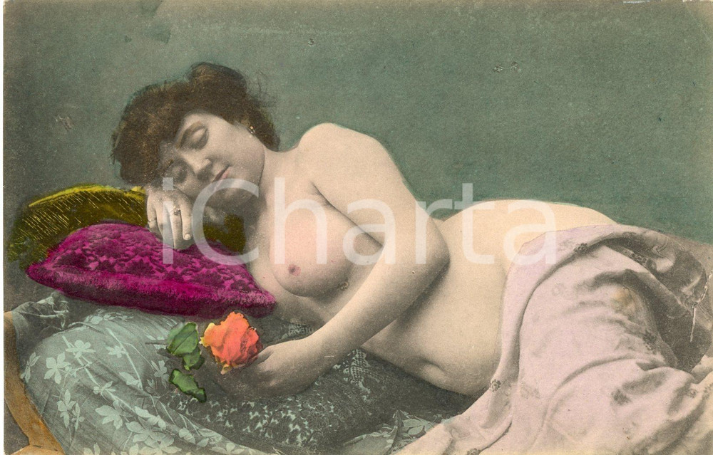 1910 ca EROTICA VINTAGE Naked woman on the sofa with a rose  - Postcard FP  Cartolina postale d'epoca, cromolitografica, non viaggiata.CONDIZIONI: G (minima piegatura angolare)FORMATO: FP    originale e autentica 1