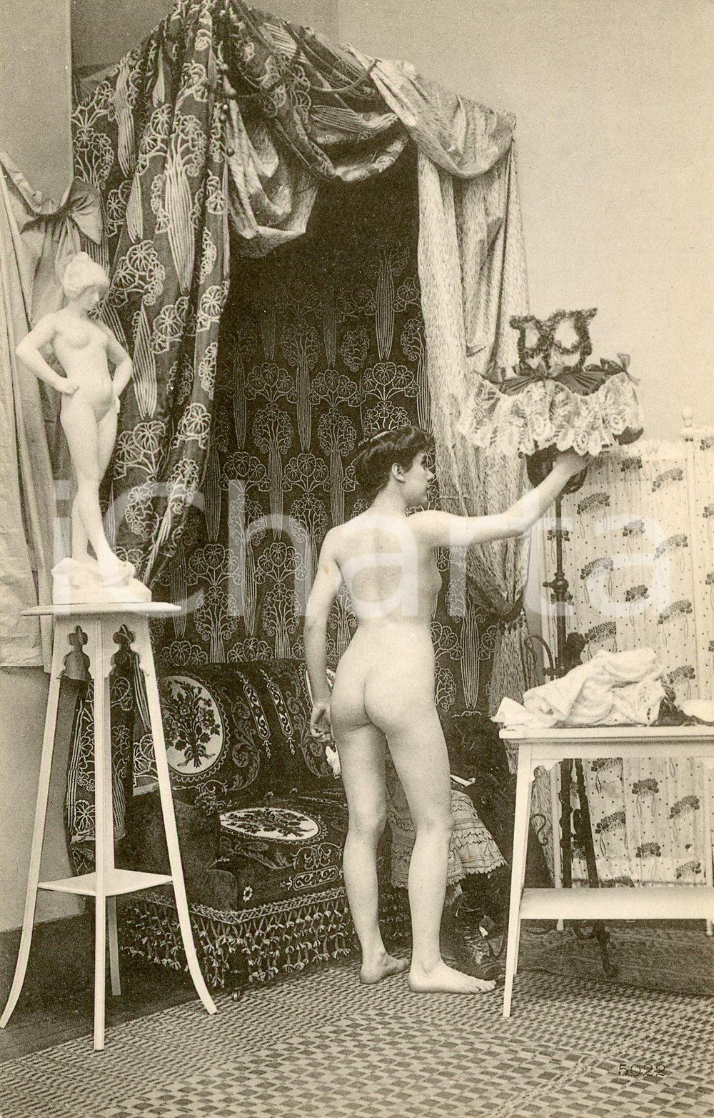 1910 ca EROTICA VINTAGE Donna nuda accende la lampada in salotto *RARA cartolina  Rara cartolina postale (priva della stampa posteriore per l'invio).CONDIZIONI: GFORMATO: FP    originale e autentica 1