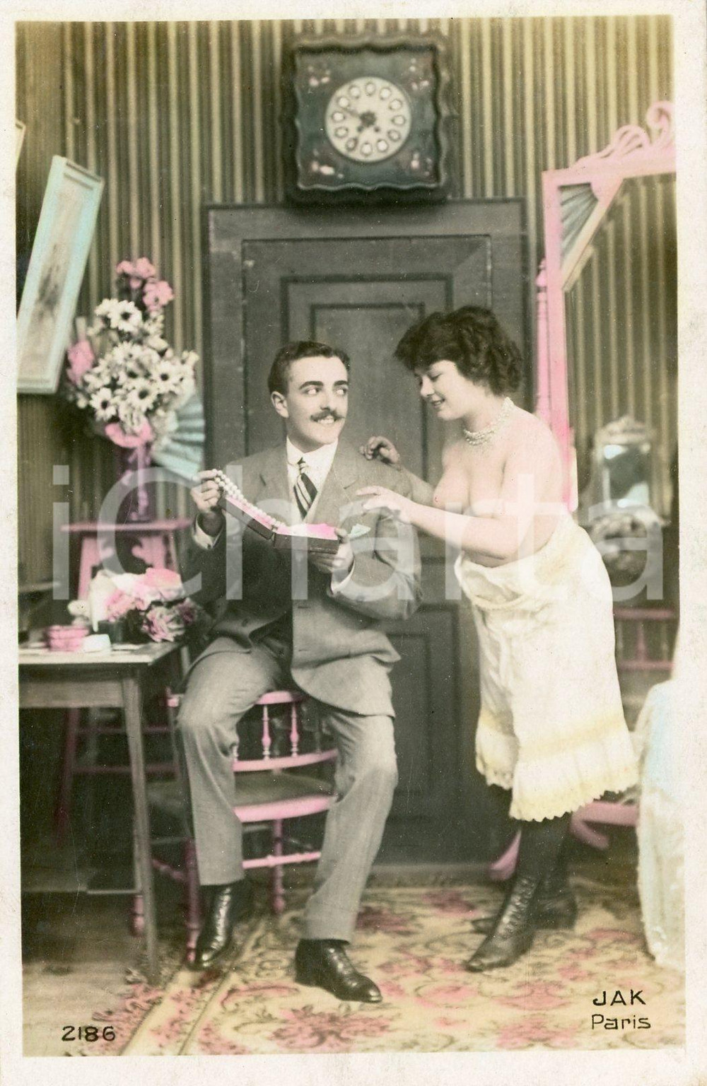 1910 ca EROTICA VINTAGE Donna seminuda sceglie collana con il marito - Cartolina  Cartolina postale d'epoca, colorata, non viaggiata.Editore JAK Paris - n&deg; 2186CONDIZIONI: GFORMATO: FP    originale e autentica 1
