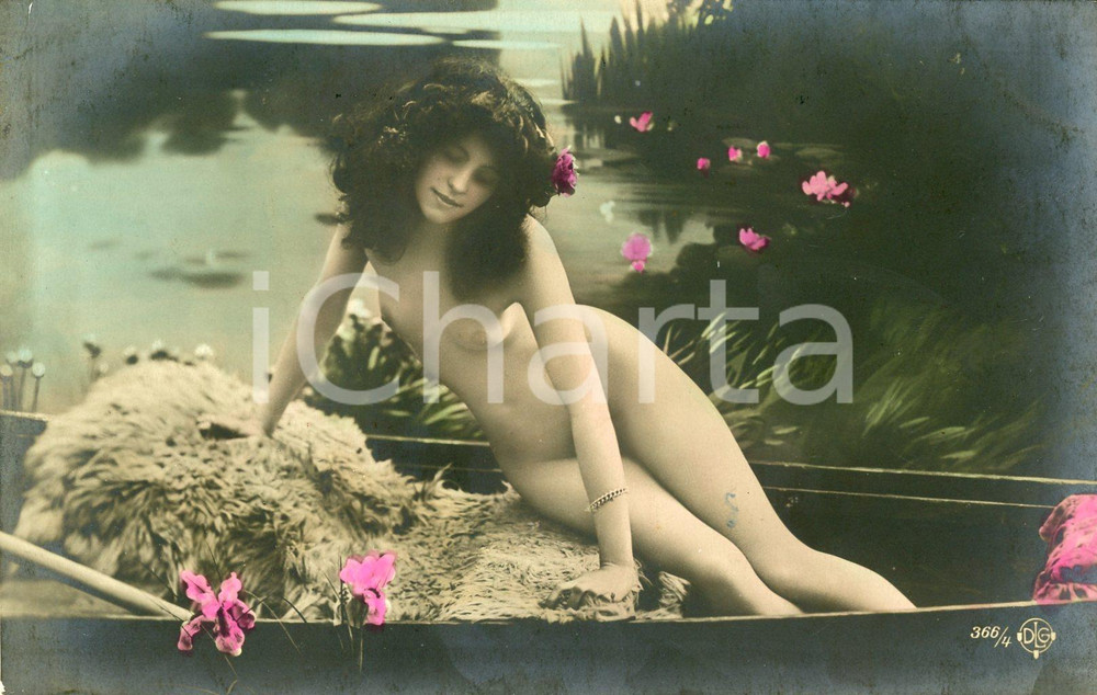 1910 ca EROTIC VINTAGE Naked woman on a boat with a fur  - RARE Postcard FP  Cartolina postale d'epoca, cromolitografica, non viaggiata.CONDIZIONI: FAIR (piegatura angolare)FORMATO: FP    originale e autentica 1