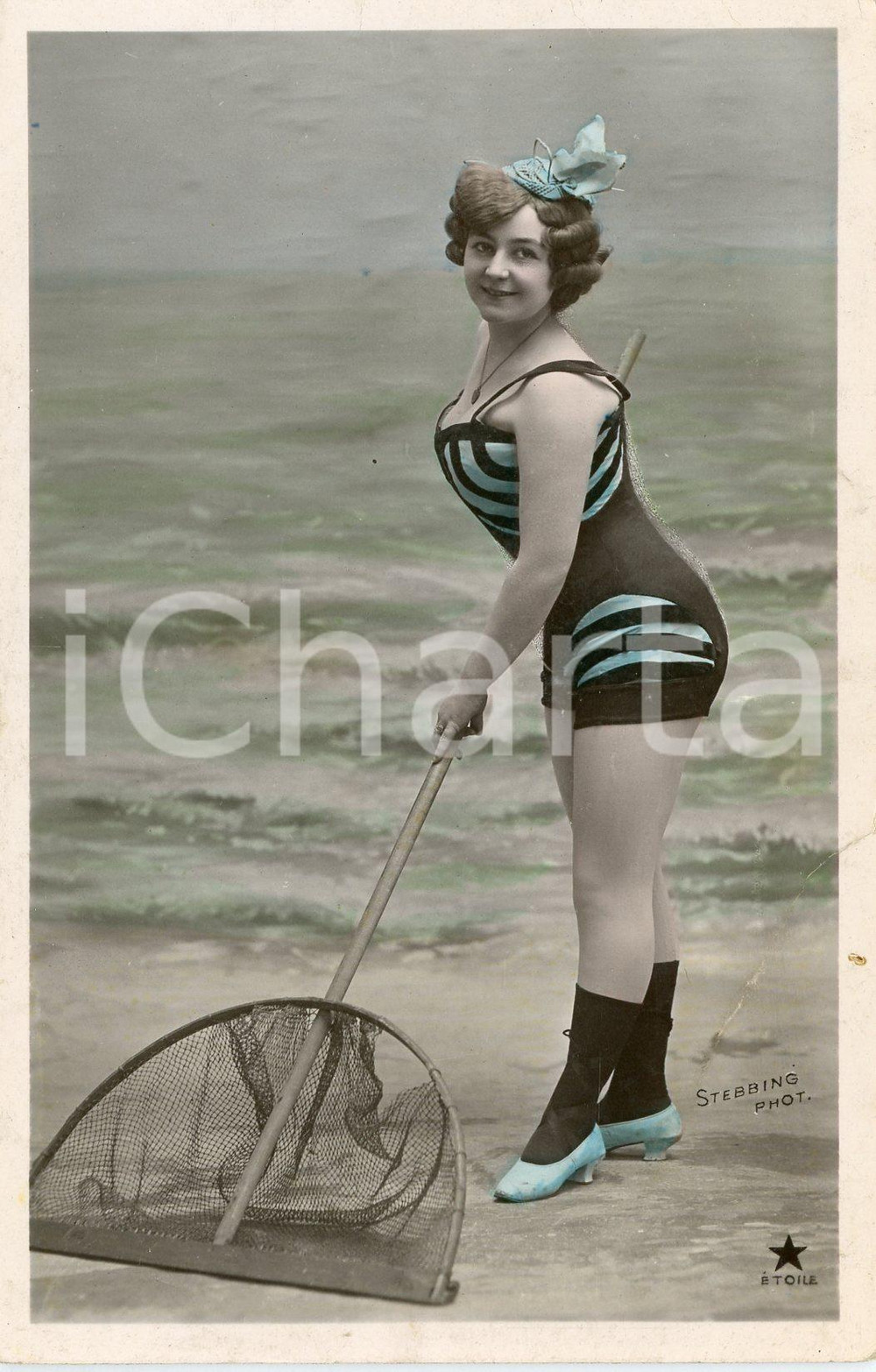 1909 BATHING BEAUTIES Woman in her swimsuit with a fishing net - Postcard FP VG  Cartolina postale d'epoca, viaggiata, ma priva di francobollo.Editore Etoile - Stebbing fotografo.CONDIZIONI: POOR (piegature)FORMATO: FP    originale e autentica 1