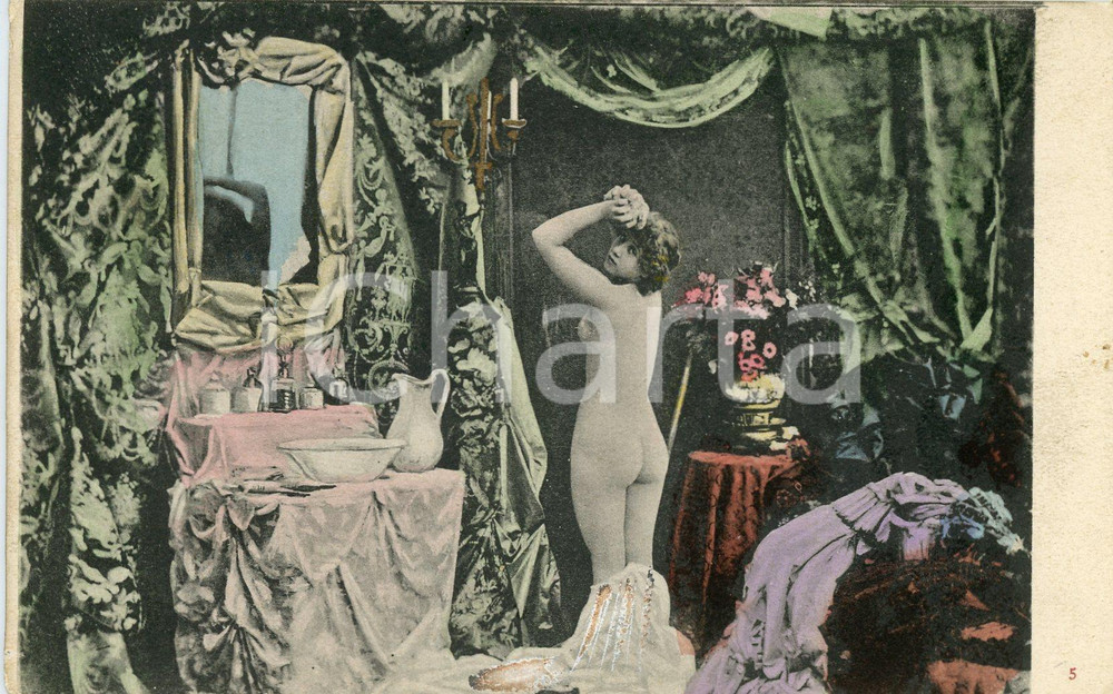 1900 ca EROTIC VINTAGE Naked woman from behind at her vanity *Postcard  Cartolina postale d'epoca, non viaggiata.CONDIZIONI: GFORMATO: FP    originale e autentica 1