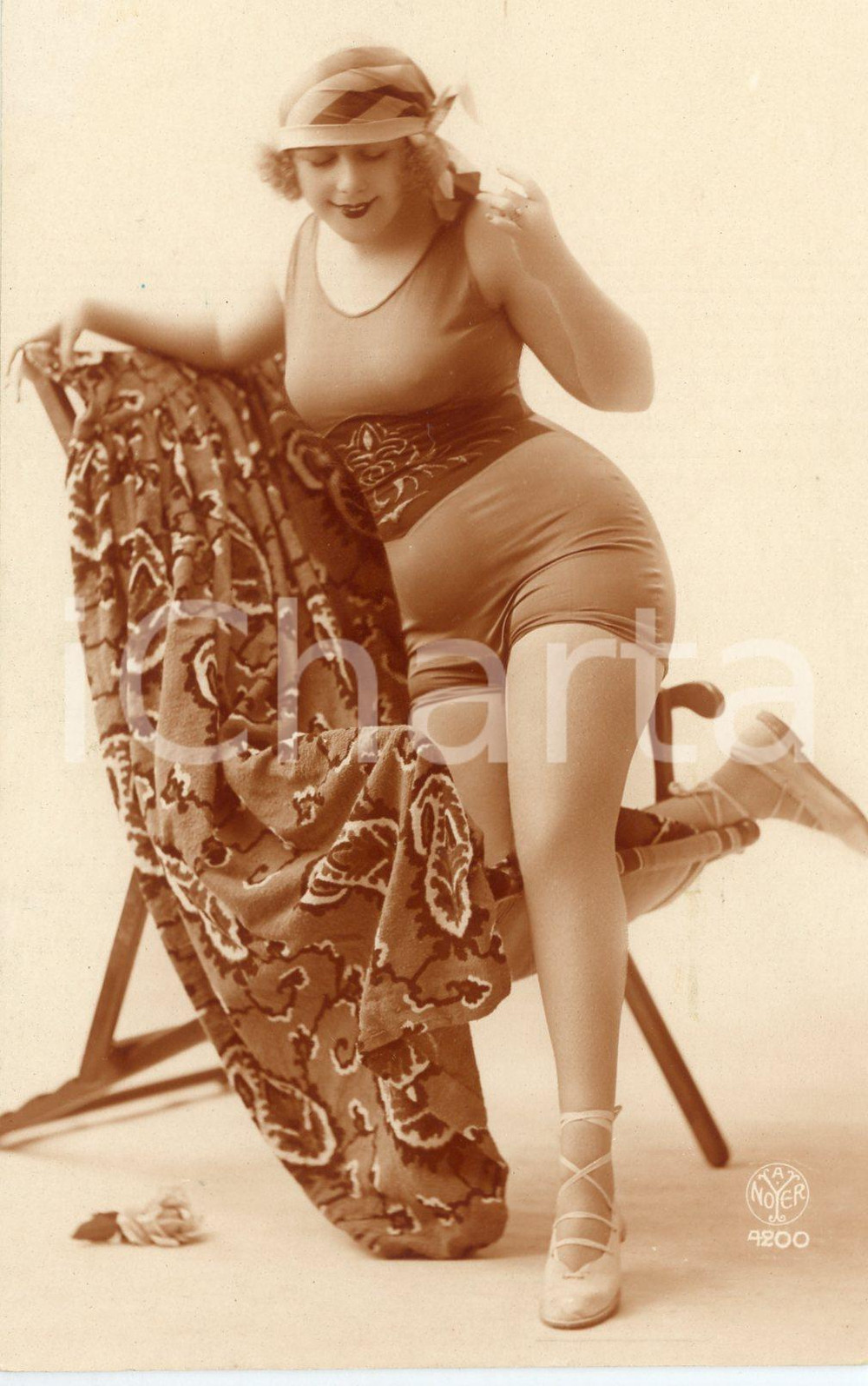 1920 ca BATHING BEAUTIES Woman posing on a sun lounger - Vintage postcard FP  Cartolina postale d'epoca, non viaggiata.CONDIZIONI: GFORMATO: FP    originale e autentica 1