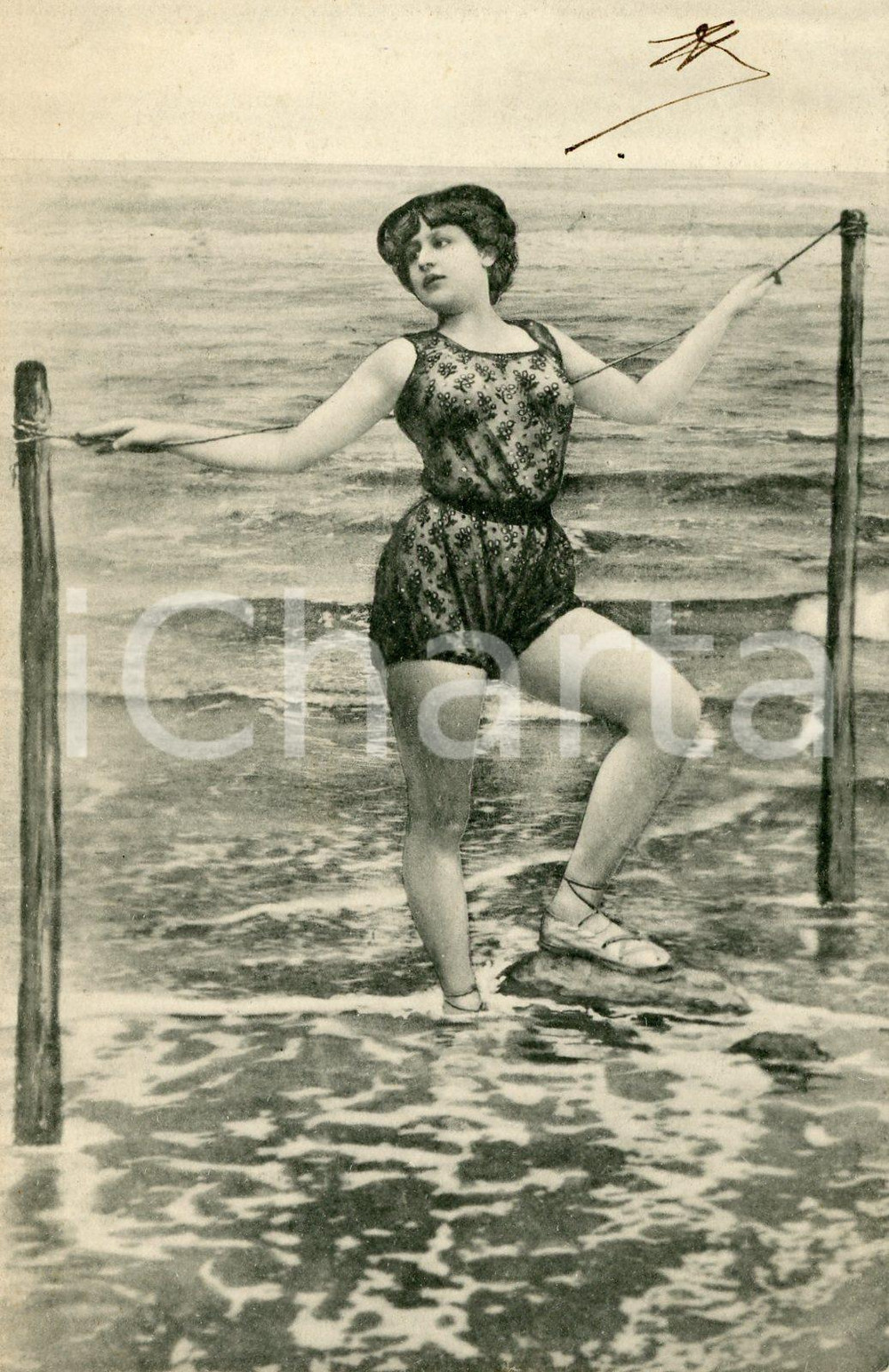 1904 BATHING BEAUTIES Woman posing with a rope - Vintage postcard FP VG  Cartolina postale d'epoca, viaggiata.CONDIZIONI: GFORMATO: FP    originale e autentica 1