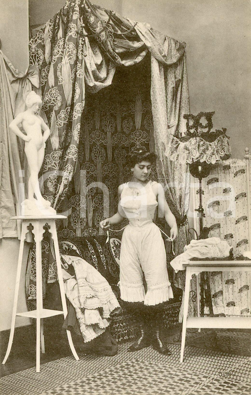 1910 ca COSTUMI Donna si spoglia in salotto *RARA cartolina vintage FP  Rara cartolina postale (priva della stampa posteriore per l'invio).CONDIZIONI: GFORMATO: FP    originale e autentica 1