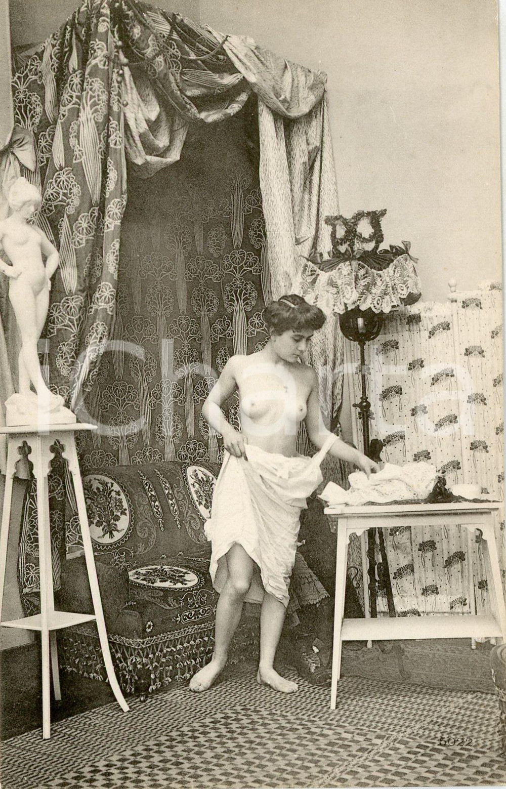 1910 ca EROTICA VINTAGE Donna seminuda si spoglia in salotto *RARA cartolina  Rara cartolina postale (priva della stampa posteriore per l'invio).CONDIZIONI: GFORMATO: FP    originale e autentica 1