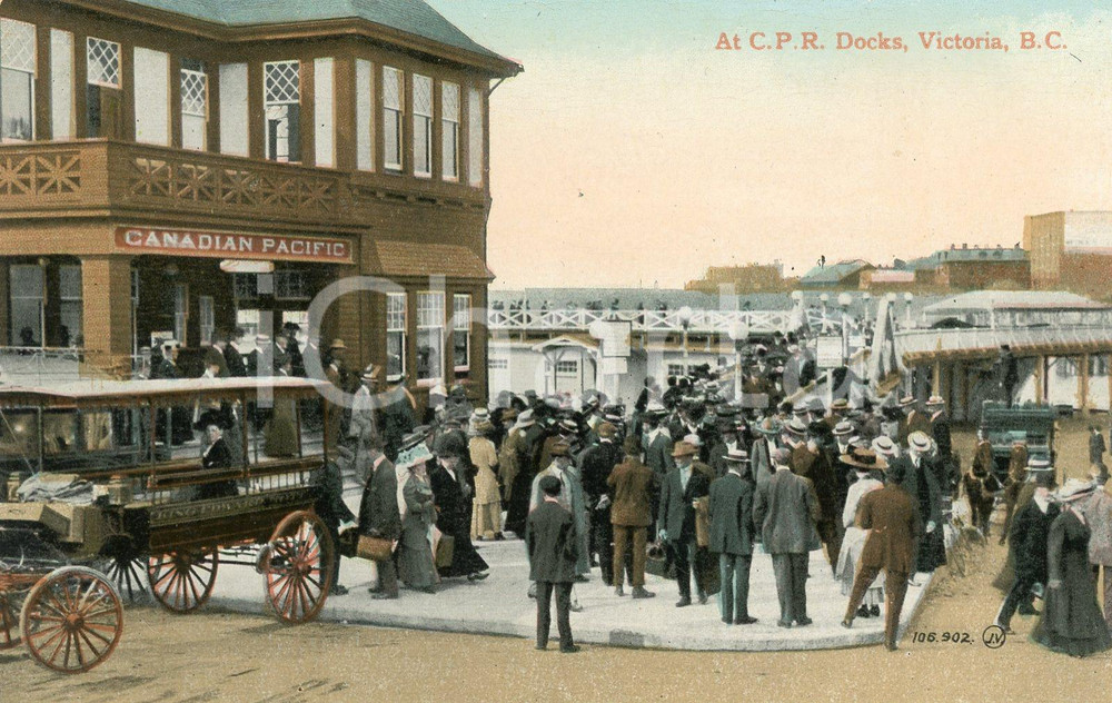 1910 ca VICTORIA (CANADA) At CPR docks - CANADIAN PACIFIC RAILWAY Postcard FP NV  Cartolina postale d'epoca, non viaggiata.CONDIZIONI: FFORMATO: FP    originale e autentica 1