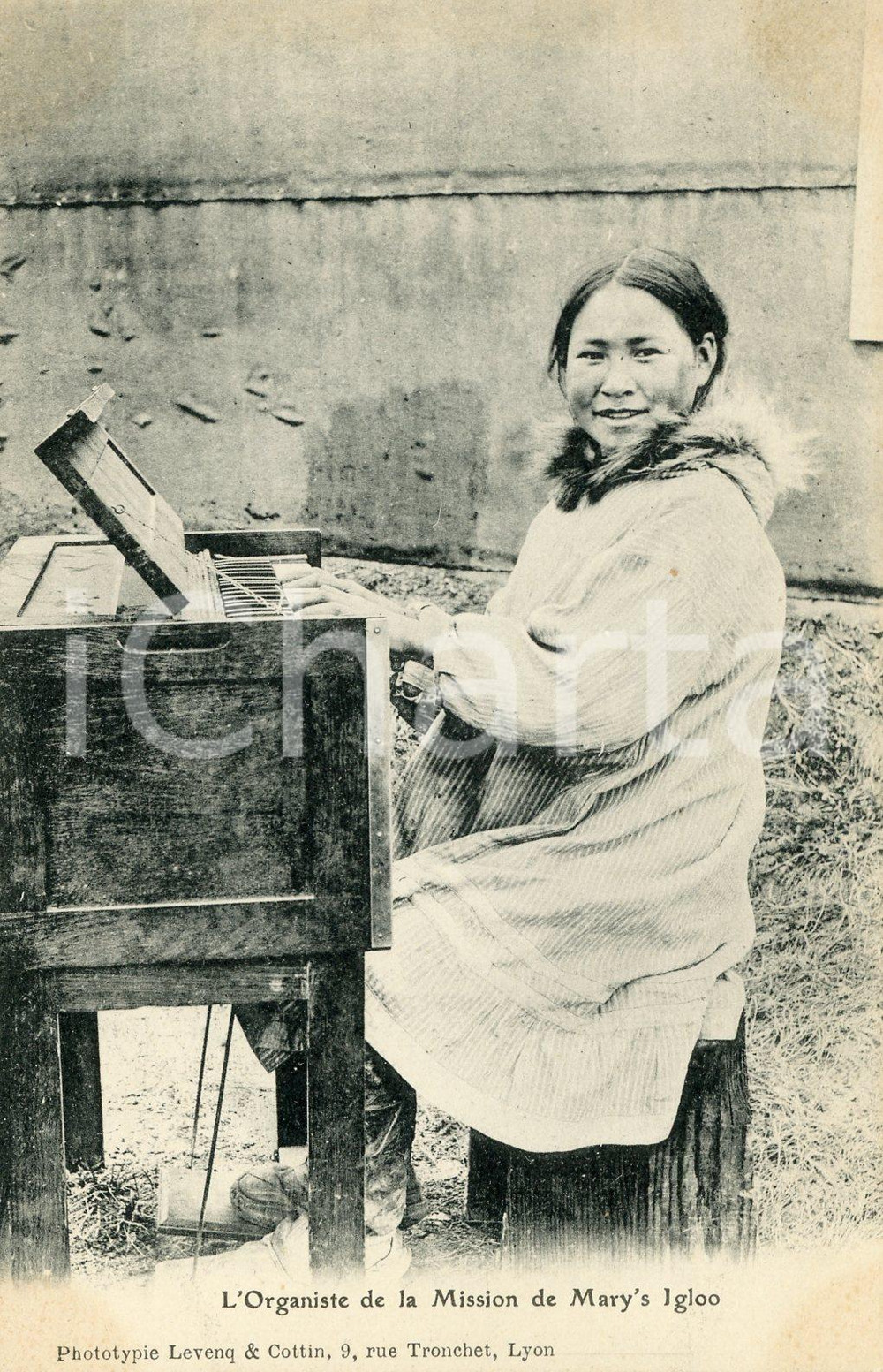 1920 ca ALASKA L'organiste eskimaux de la Mission de MARY'S IGLOO Postcard FP NV  Cartolina postale d'epoca, non viaggiata.CONDIZIONI: FFORMATO: FP    originale e autentica 1