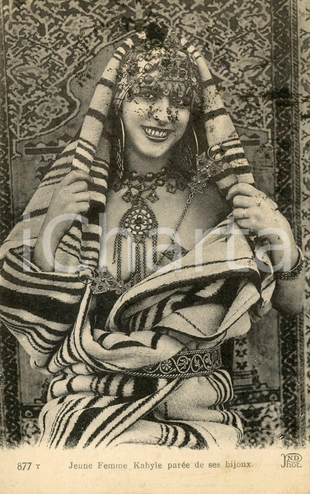 1928 ALGERIE - NU ETHNIQUE Jeune femme KABYLE parée de ses bijoux - Postcard  Cartolina postale d'epoca, viaggiata ma con affrancatura rimossa.CONDIZIONI: POOR (residui di inchiostro in prossimit&agrave; del volto del soggetto ritratto)FORMATO: FP    originale e autentica 1