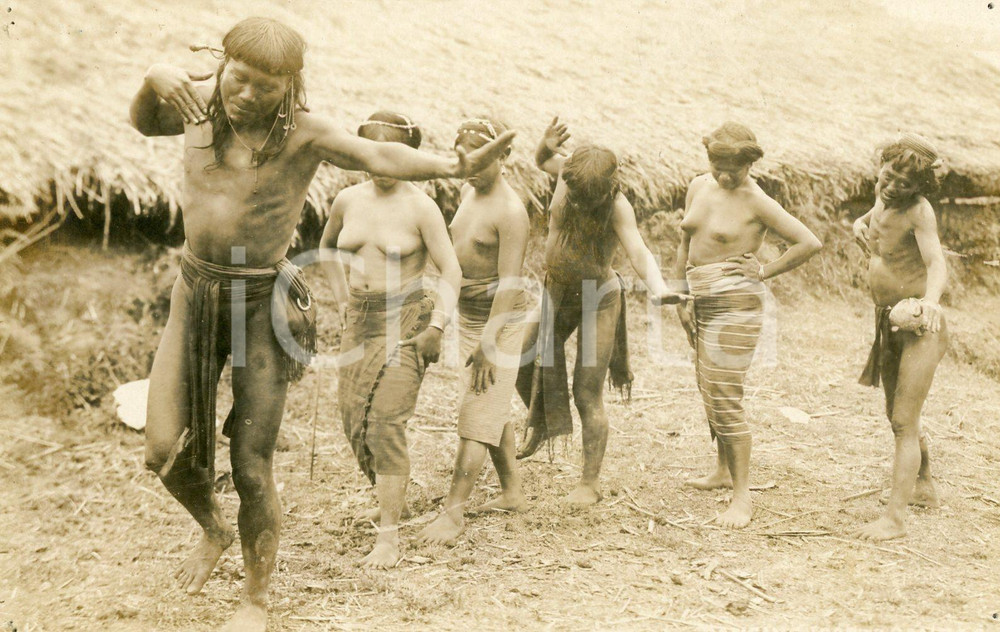 1915 ca VENEZUELA (?) Native women semi-nude dancing - Photo postcard FP  Fotografia seriale d'epoca, in formato cartolina postale, non viaggiata.CONDIZIONI: FAIR (piccoli fori angolari da affissione)FORMATO: FP    originale e autentica 1