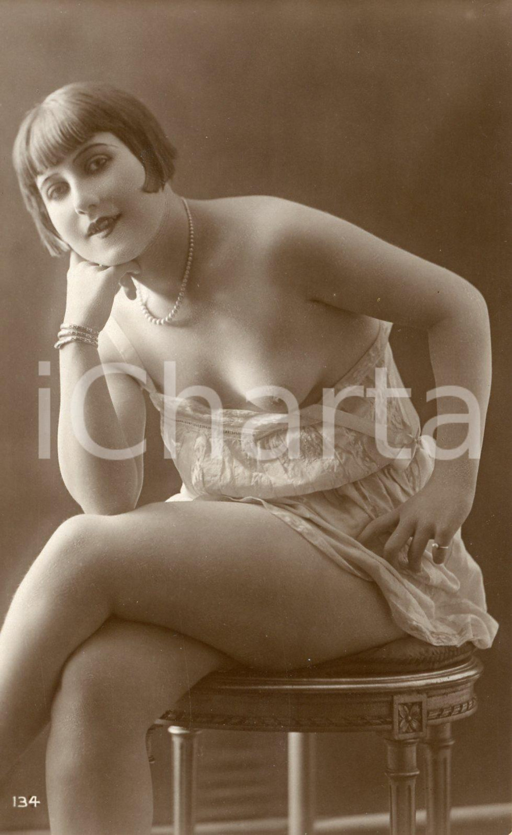 1910 ca VINTAGE EROTIC Half-naked woman sitting with a pearl necklace *Postcard  Fotografia seriale d'epoca, in formato cartolina.CONDIZIONI: GFORMATO: FP    originale e autentica 1