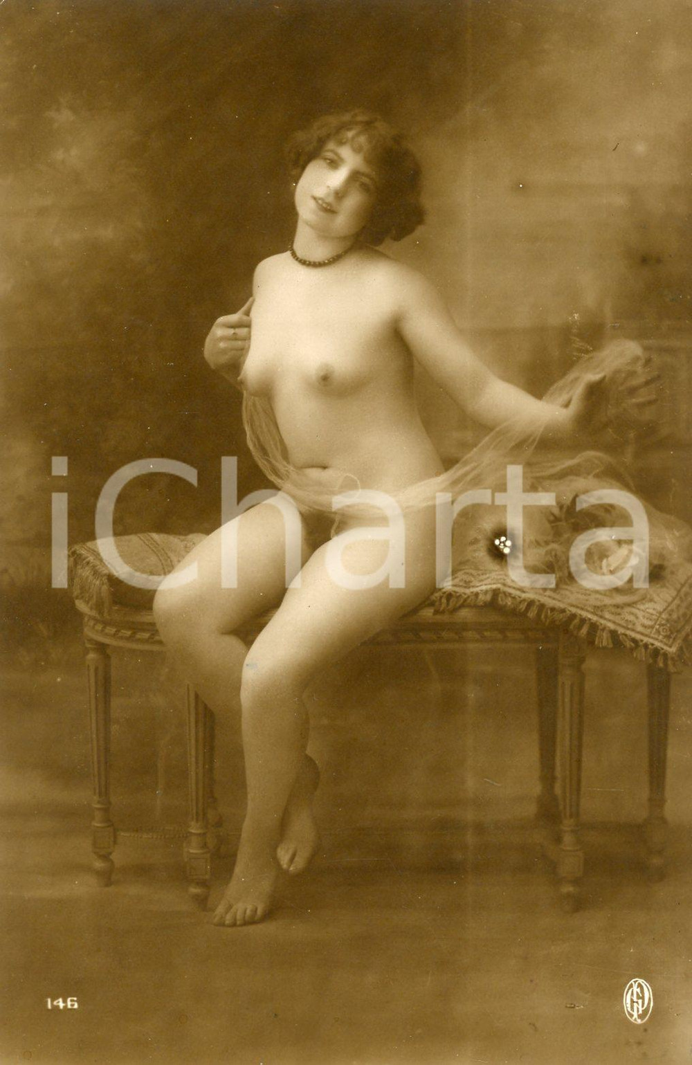 1910 ca VINTAGE EROTIC Naked woman sitting with a veil - Postcard FP  Fotografia seriale d'epoca, in formato cartolina.CONDIZIONI: G (ma lievi fioriture al verso)FORMATO: FP    originale e autentica 1