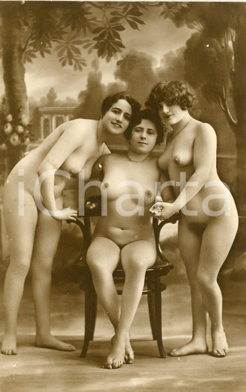 1910 ca VINTAGE EROTIC Three nude women embraced - RARE postcard risque  Fotografia seriale d'epoca, in formato cartolina.CONDIZIONI: GFORMATO: FP    originale e autentica 1