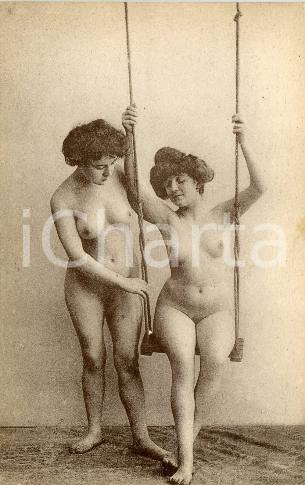 1910 ca VINTAGE EROTIC Two nude women playing on the swing - Postcard risque  Cartolina postale d'epoca, non viaggiata.Editore Dupont, ParisCONDIZIONI: G (minima macchia al lato destro)FORMATO: FP    originale e autentica 1