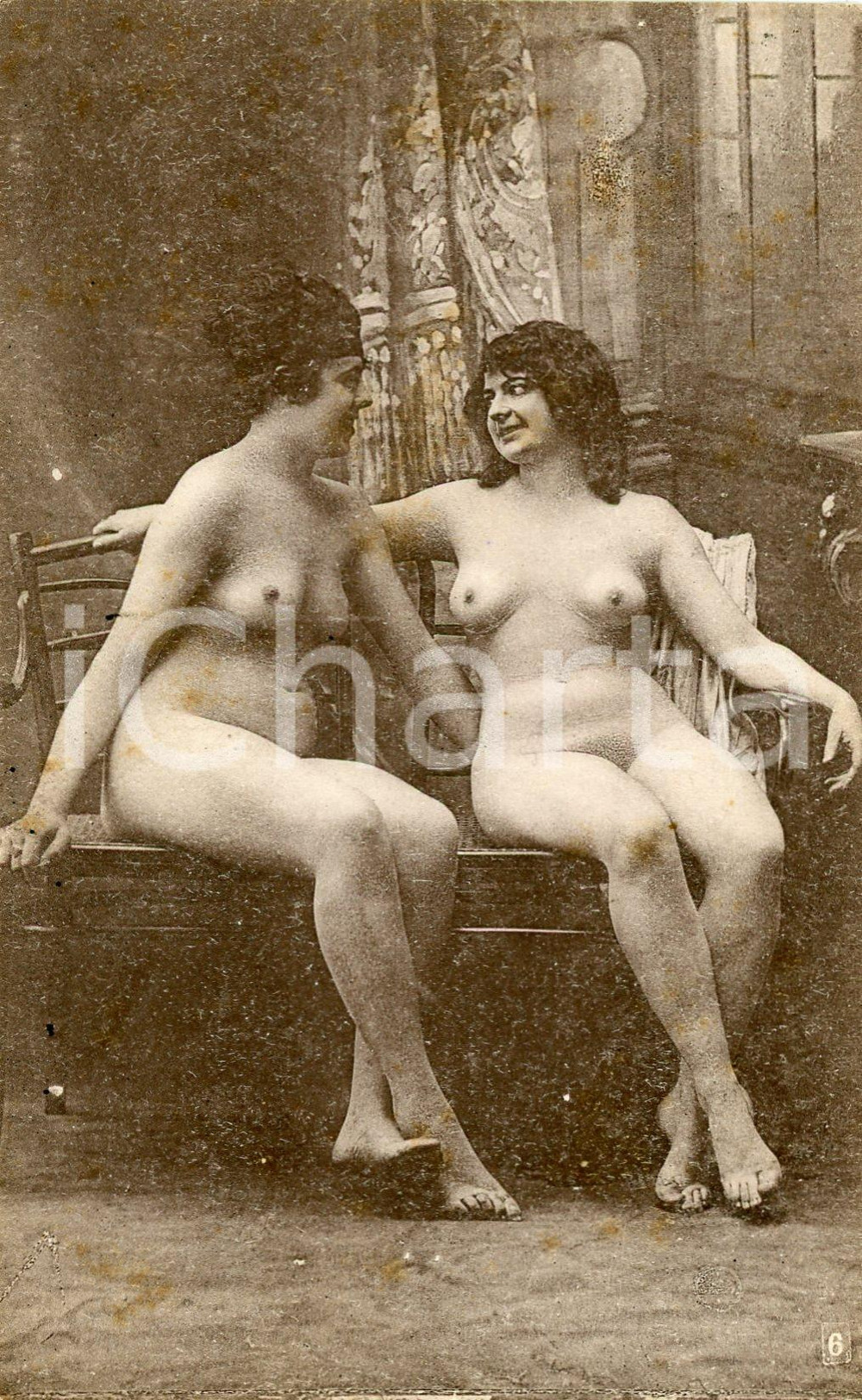 1910 ca VINTAGE EROTIC Two nude women chatting on a sofa - Postcard FP  Cartolina postale d'epoca, non viaggiata.Editore Lagache, Paris FAIR/discreto piccoli ingiallimenti Formato: 9x14 cm originale e autentica 1