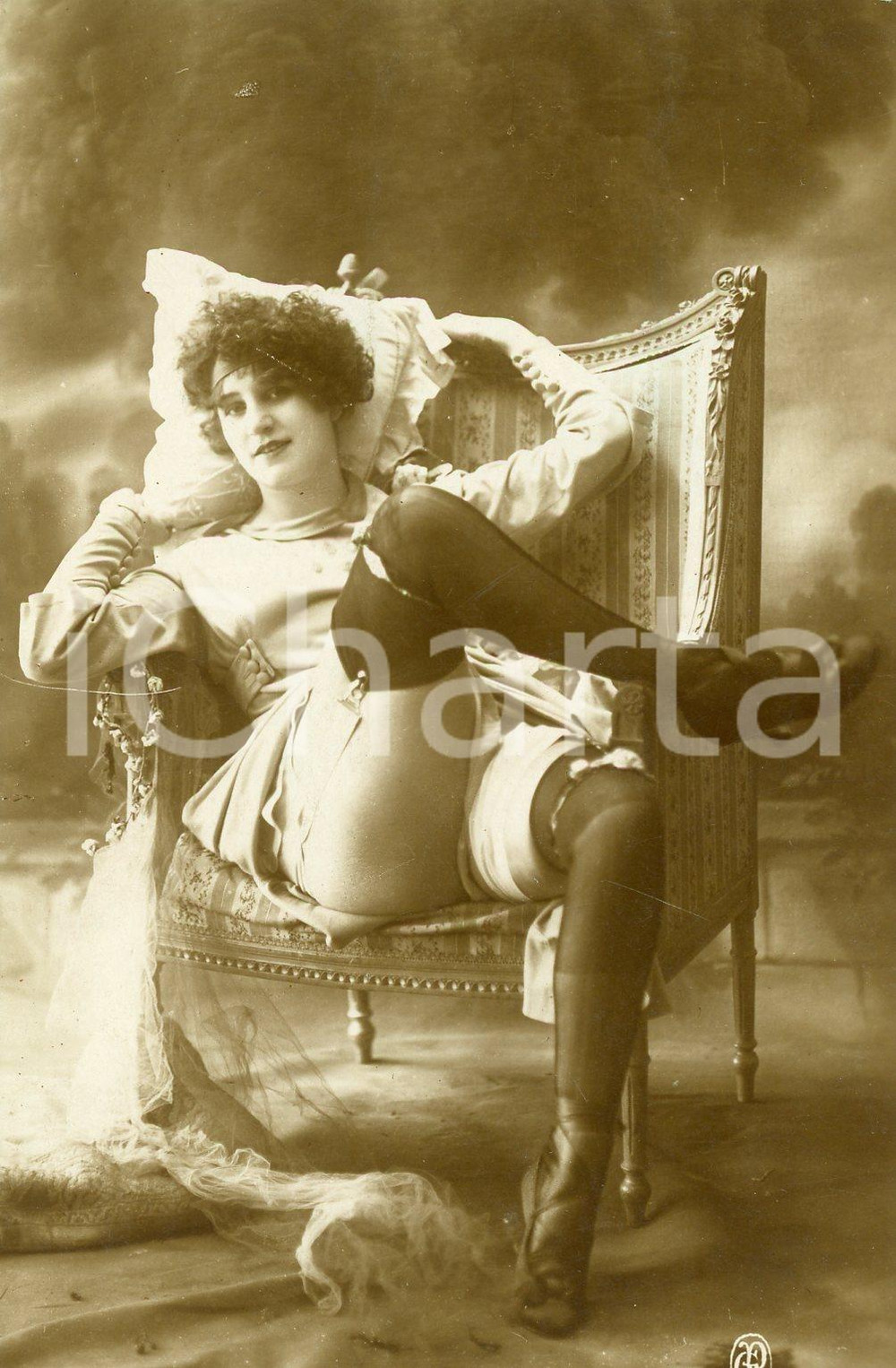 1910 ca VINTAGE EROTIC Woman in stockings on an easy chair  - Postcard risque GP  Fotografia seriale d'epoca, in formato cartolina.Editore GP - Serie 250CONDIZIONI: G FORMATO: FP    originale e autentica 1