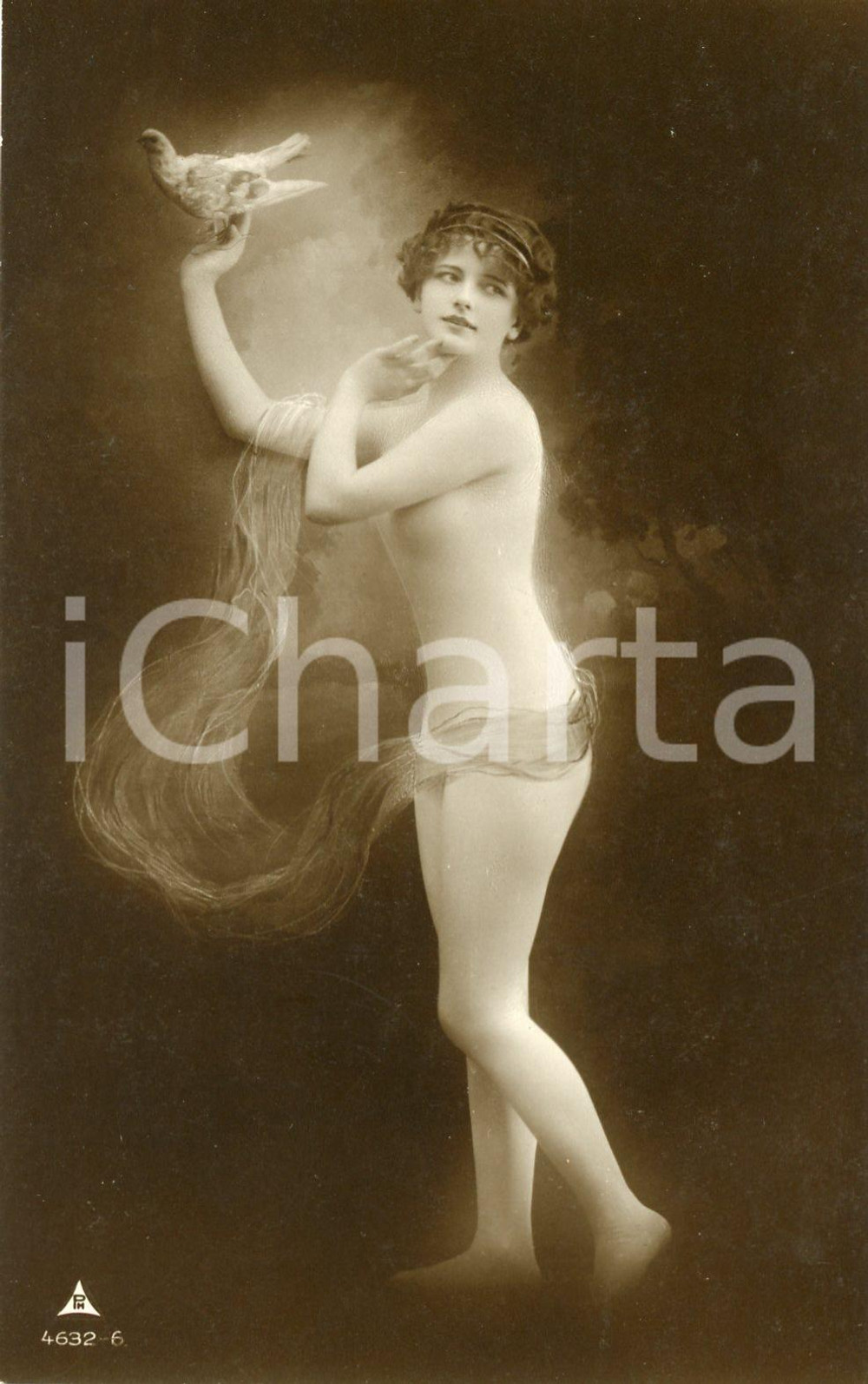 1922 VINTAGE EROTIC Nude woman with a dove - Postcard FP NV  Cartolina postale d'epoca, scritta ma non viaggiata.CONDIZIONI: G FORMATO: FP    originale e autentica 1