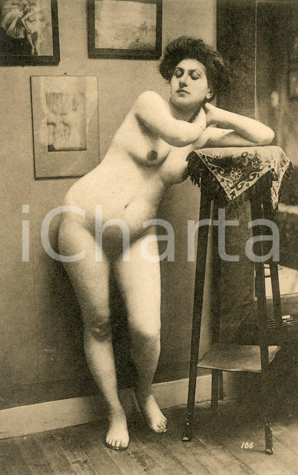1910 ca VINTAGE EROTIC Nude woman leaning on a stool - Postcard risque  Fotografia seriale d'epoca, in formato cartolina postale.CONDIZIONI: G FORMATO: FP    originale e autentica 1
