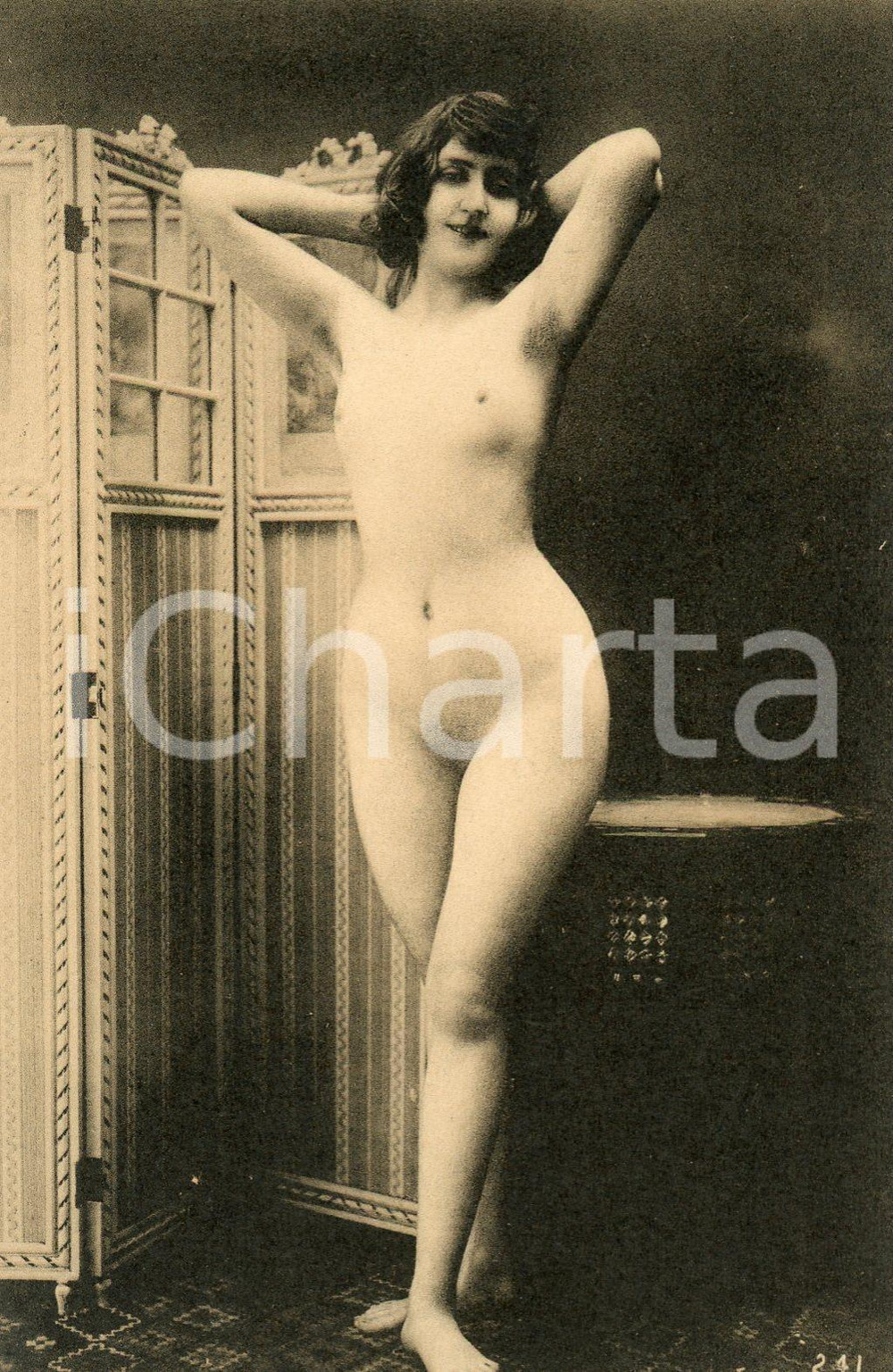 1910 ca VINTAGE EROTIC Full nude woman with a decorated screen - Postcard risque  Fotografia seriale d'epoca, in formato cartolina postale.CONDIZIONI: G FORMATO: FP    originale e autentica 1