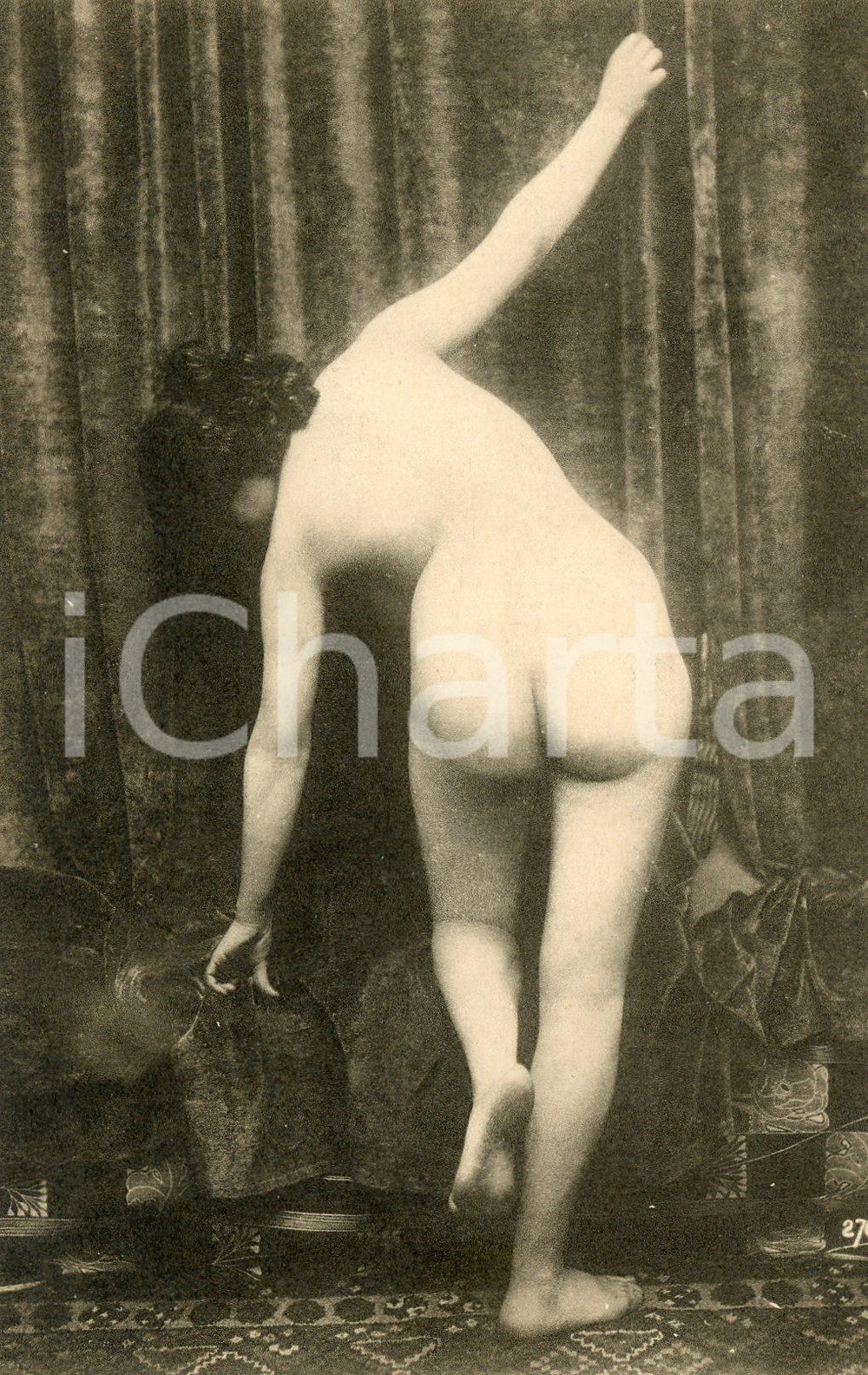 1910 ca VINTAGE EROTIC Nude woman bending to the ground - Postcard risque  Fotografia seriale d'epoca, in formato cartolina postale.CONDIZIONI: G FORMATO: FP    originale e autentica 1