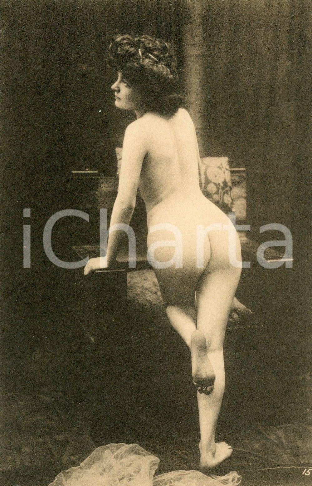 1910 ca VINTAGE EROTIC Nude woman from behind on an easy chair - Postcard  Fotografia seriale d'epoca, in formato cartolina postale.CONDIZIONI: G FORMATO: FP    originale e autentica 1