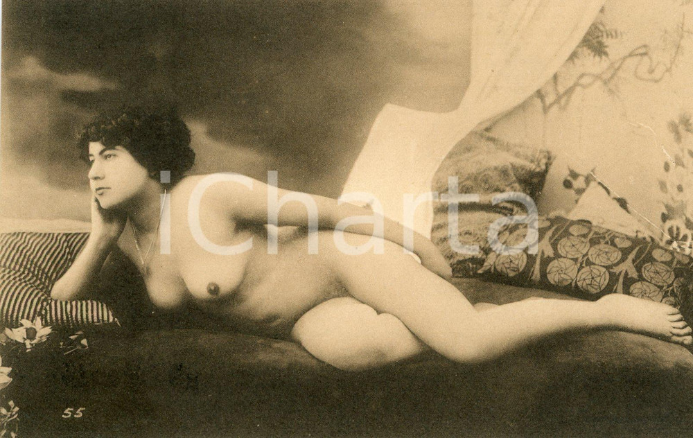 1910 ca VINTAGE EROTIC Naked woman lying on her bed - Postcard risque  Fotografia seriale d'epoca, in formato cartolina postale.CONDIZIONI: G FORMATO: FP    originale e autentica 1