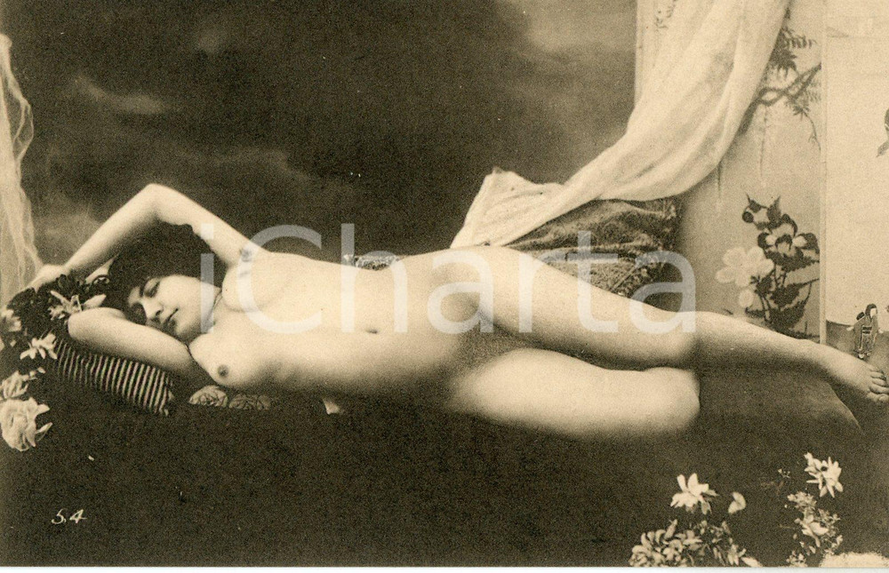 1910 ca VINTAGE EROTIC Naked woman lying on her bed - Postcard risque FP  Fotografia seriale d'epoca, in formato cartolina postale.CONDIZIONI: G FORMATO: FP    originale e autentica 1