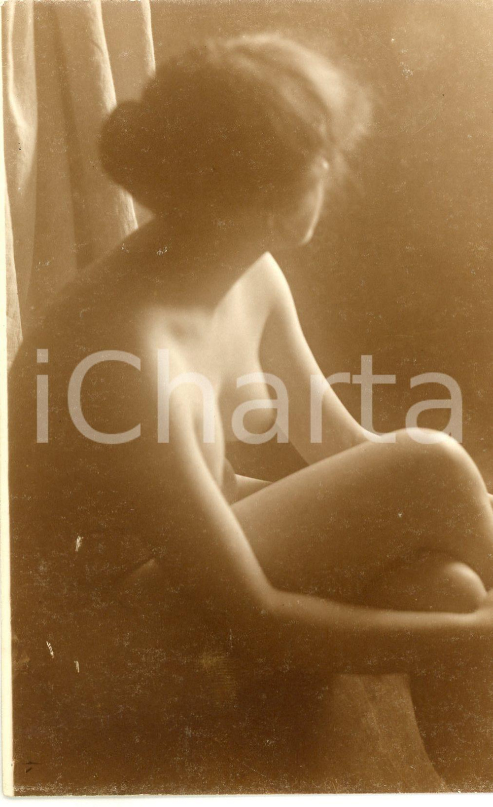 1910 ca VINTAGE EROTIC Nude woman sitting cross-legged - Postcard risque FP  Fotografia seriale d'epoca, in formato cartolina postale.CONDIZIONI: G FORMATO: FP    originale e autentica 1