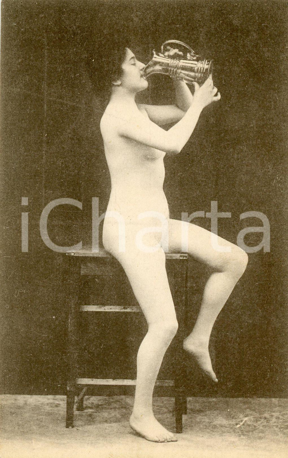 1910 ca VINTAGE EROTIC Nude woman drinking from a pitcher - Postcard risque  Fotografia seriale d'epoca, in formato cartolina postale.CONDIZIONI: G FORMATO: FP    originale e autentica 1