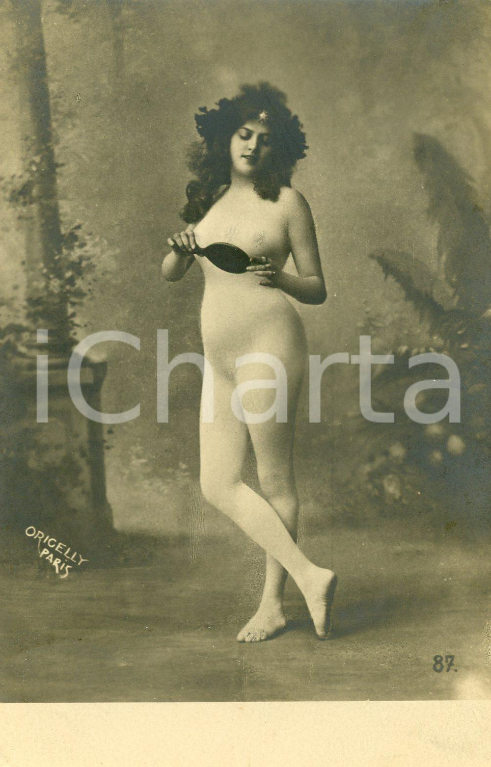 1900 ca VINTAGE EROTIC Nude woman with a little mirror - Postcard FP  Cartolina postale d'epoca, non viaggiata.Foto Oricelly, ParisCONDIZIONI: G (minima piegatura laterale)FORMATO: FP    originale e autentica 1
