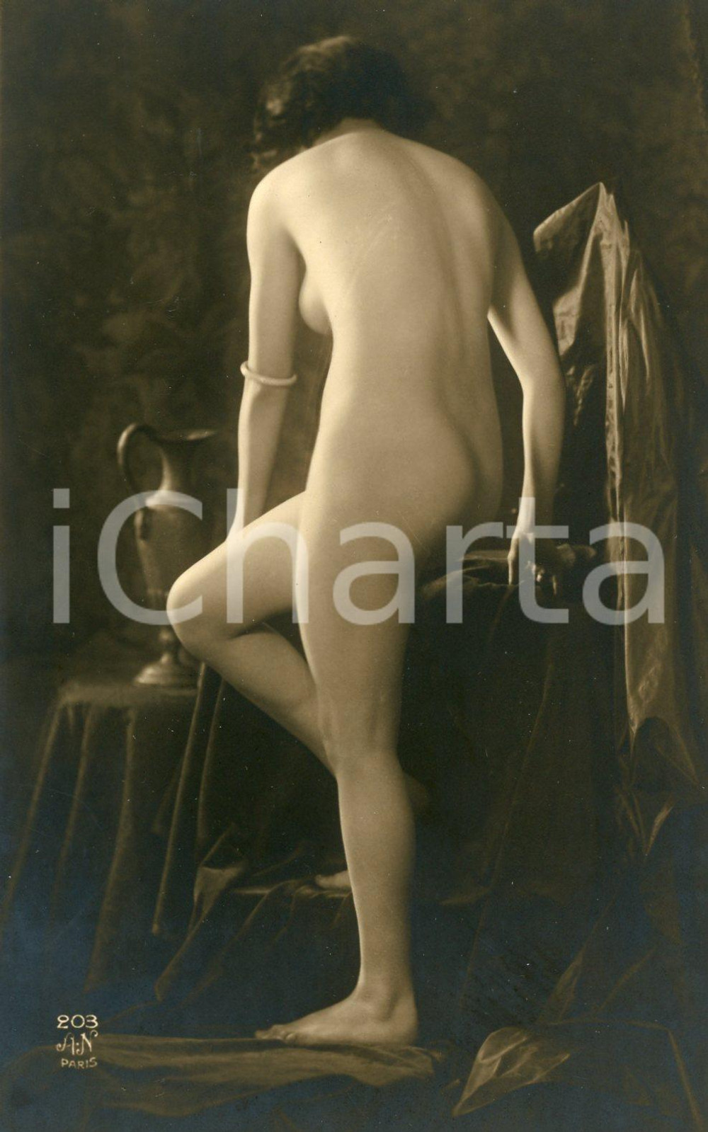 1910 ca VINTAGE EROTIC Nude woman from behind in a studio *Postcard  Fotografia seriale d'epoca.EDITORE: AN n&deg; 203CONDIZIONI: G FORMATO: 9x14 cm    originale e autentica 1