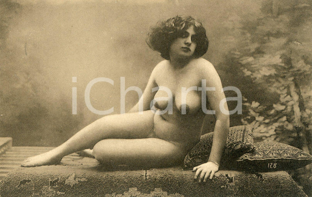 1910 ca VINTAGE EROTIC Nude woman posing on a carpet with pillows - Postcard  Fotografia seriale d'epoca, in formato cartolina postale.CONDIZIONI: G FORMATO: FP    originale e autentica 1