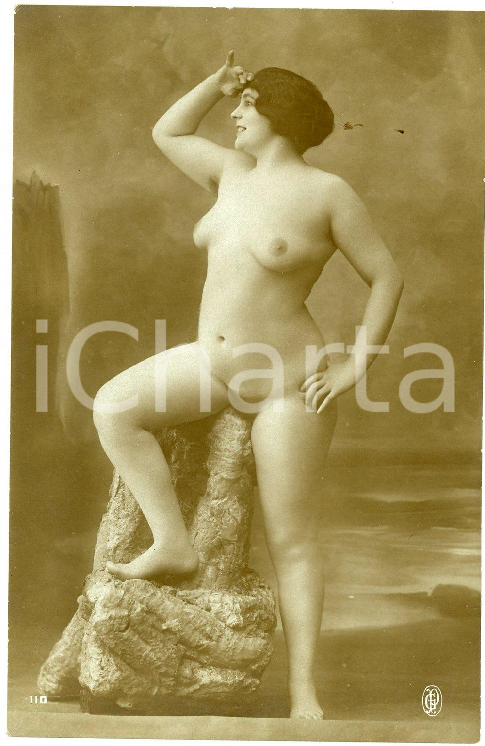 1910 ca VINTAGE EROTIC Full nude woman posing on a rock - Postcard risque  Fotografia seriale d'epoca.CONDIZIONI: G (minimi difetti di stampa)FORMATO: 9x14 cm    originale e autentica 1