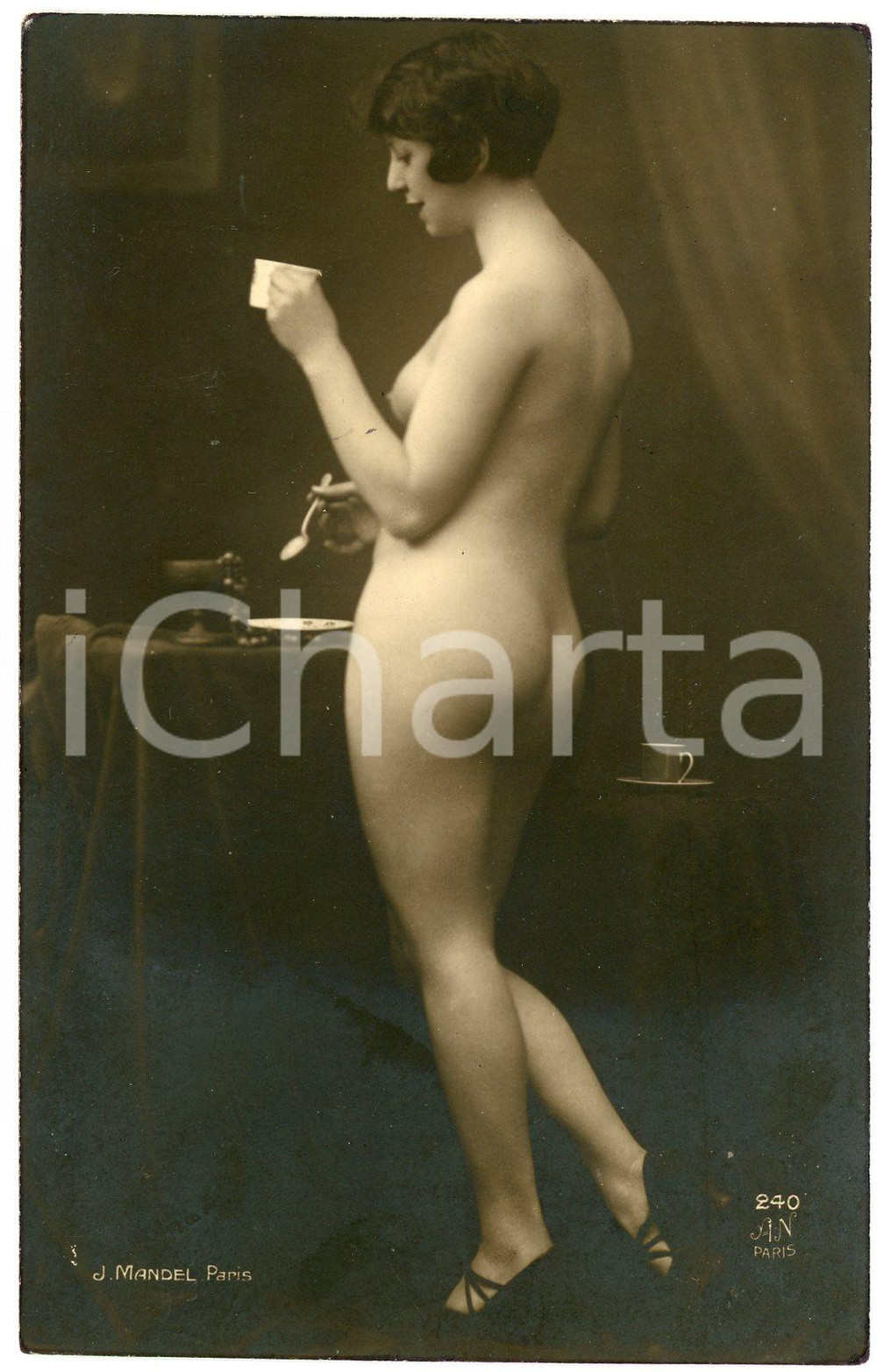 1910 ca VINTAGE EROTIC Nude woman posing with a cup *Postcard MANDEL photo  Fotografia seriale d'epoca.FOTOGRAFO: J. Mandel EDITORE: AN n&deg; 240CONDIZIONI: G FORMATO: 9x14 cm    originale e autentica 1