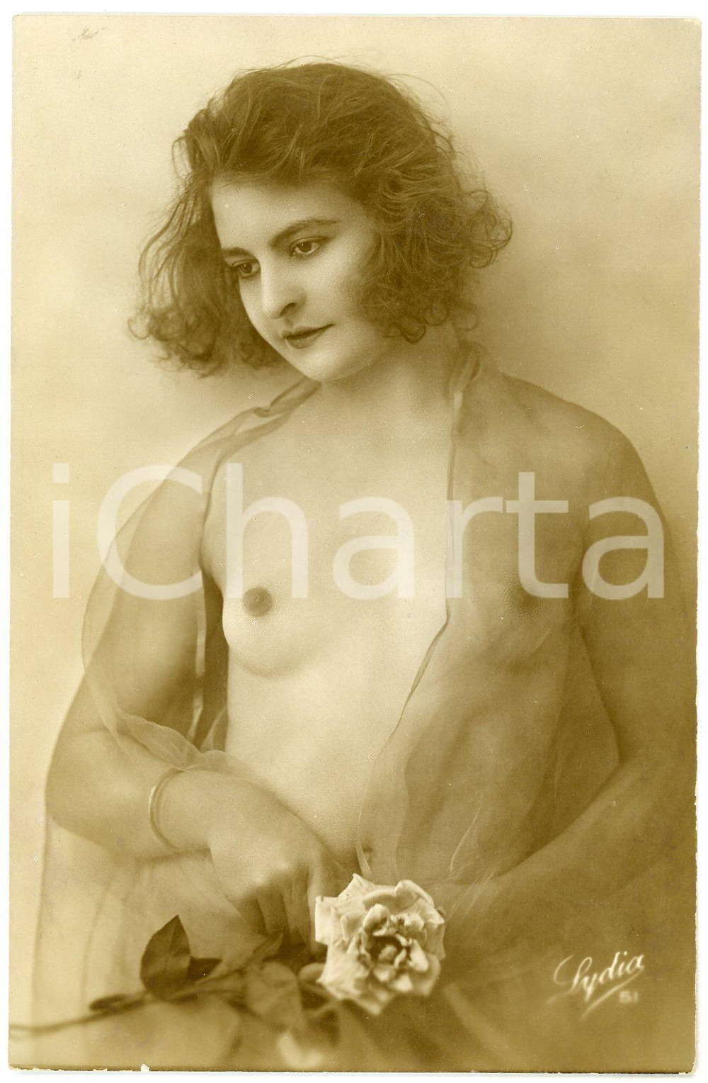 1910 ca VINTAGE EROTIC Nude woman posing with a rose *Postcard risque LYDIA  Fotografia seriale d'epoca, in formato cartolina postale.EDITORE: Lydia - n&deg; 51CONDIZIONI: G FORMATO: 9x14 cm    originale e autentica 1
