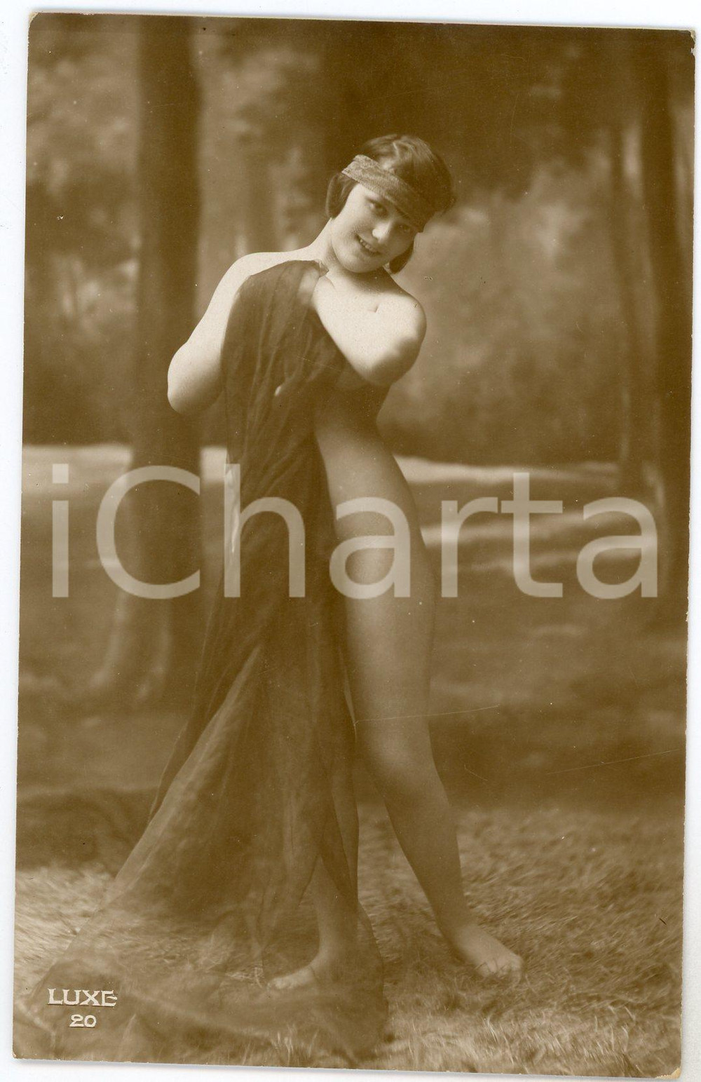 1910 ca VINTAGE EROTIC Nude woman playing with a long veil *Postcard risque LUXE  Fotografia seriale d'epoca, in formato cartolina.Editore Luxe - n&deg; 20CONDIZIONI: G FORMATO: FP    originale e autentica 1