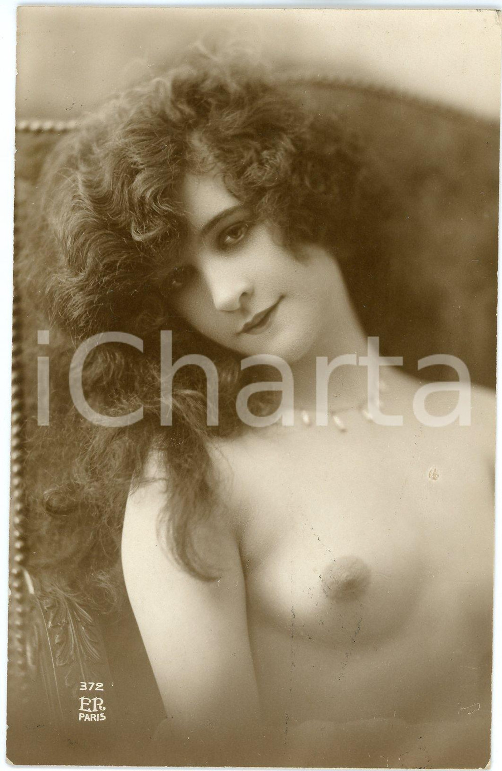 1910 ca VINTAGE EROTIC Portrait of nude woman with necklace - Postcard ER PARIS  Fotografia seriale d'epoca, in formato cartolina.Editore ER Paris - Serie 372CONDIZIONI: G (ma piccolo difetto di stampa)FORMATO: FP    originale e autentica 1