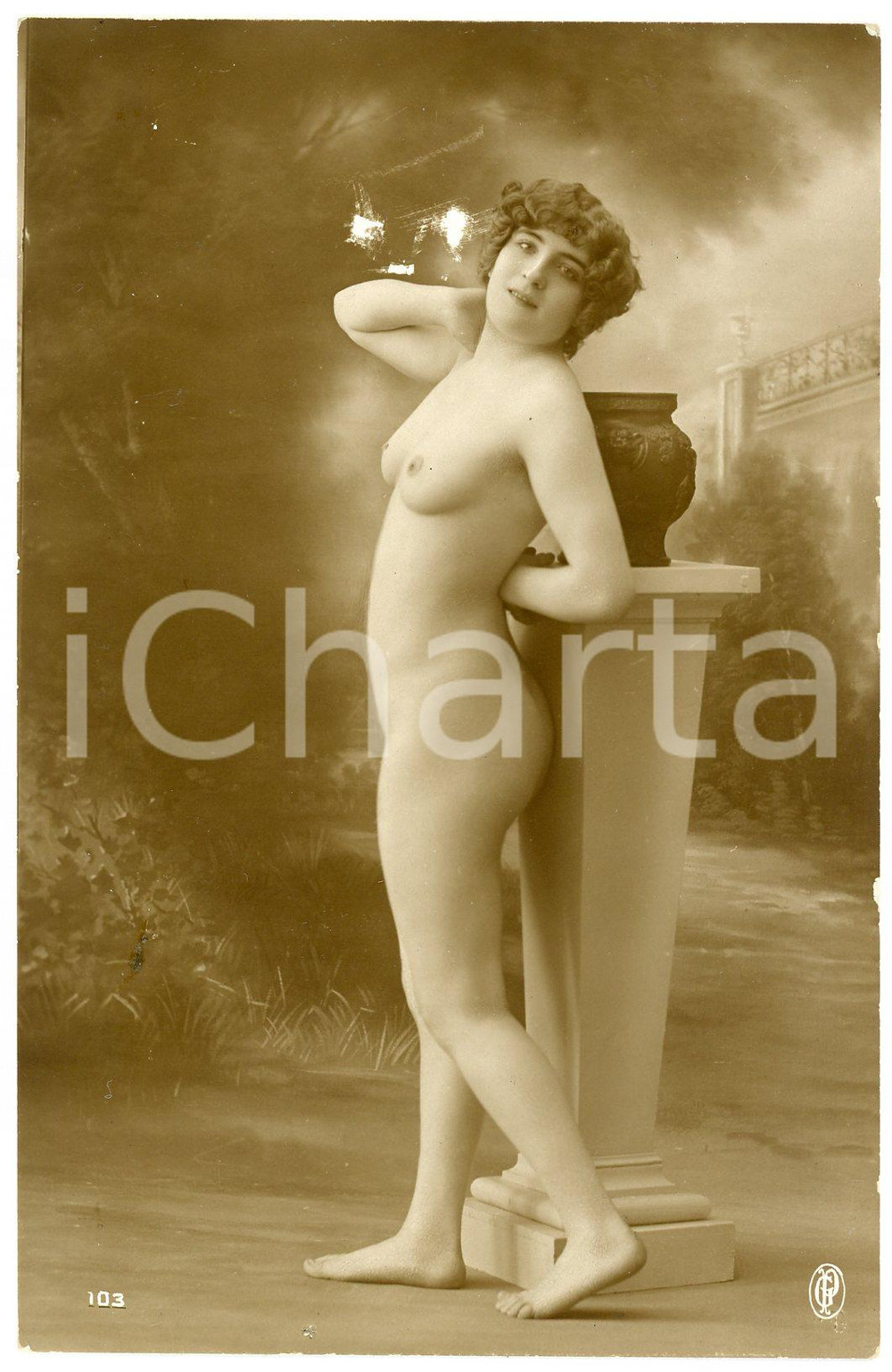 1910 ca VINTAGE EROTIC Nude woman with vase - Postcard GP 103  Fotografia seriale d'epoca, in formato cartolina.Editore ER Paris - Serie 372CONDIZIONI: P (difetto di stampa)FORMATO: FP    originale e autentica 1