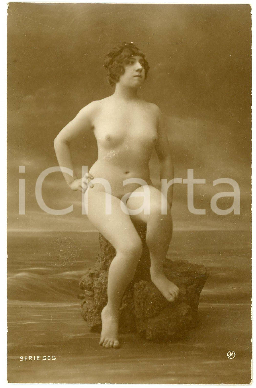 1910 ca VINTAGE EROTIC Nude woman at the sea - Postcard JA PARIS 505 (2)  Fotografia seriale d'epoca, in formato cartolina.Editore JA Paris - Serie 505CONDIZIONI: F (lievi abrasioni ai margini)FORMATO: FP    originale e autentica 1