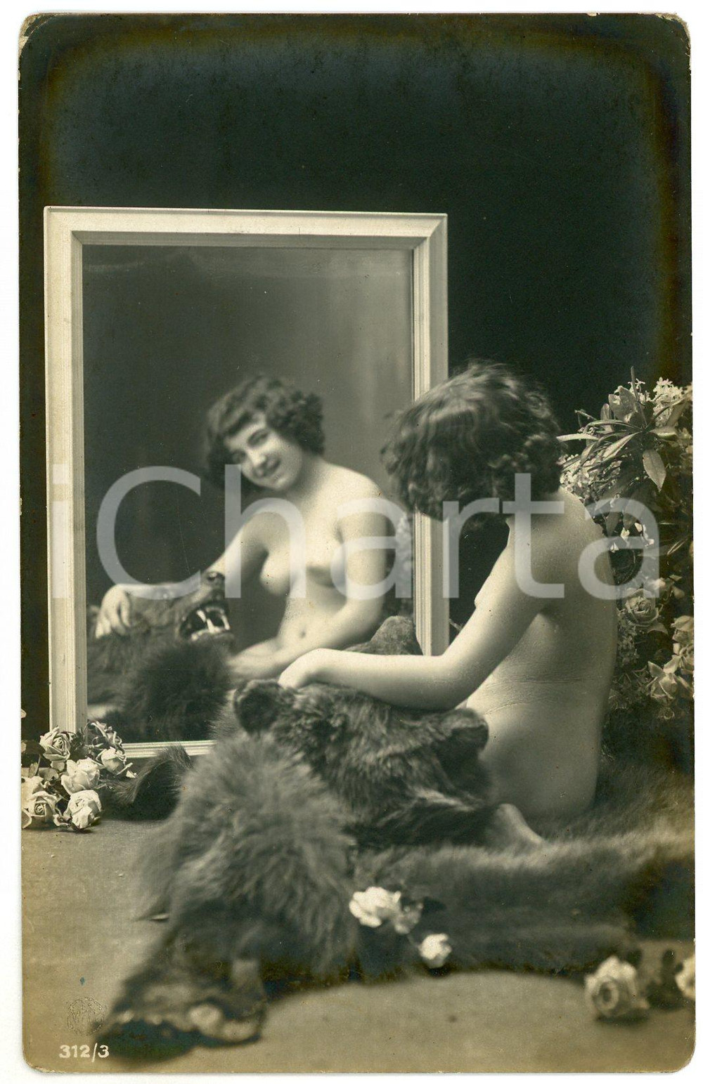 1910 ca VINTAGE EROTIC Nude woman posing with bear skin rug - Postcard risque  Fotografia seriale d'epoca, in formato cartolina.CONDIZIONI: FFORMATO: FP    originale e autentica 1