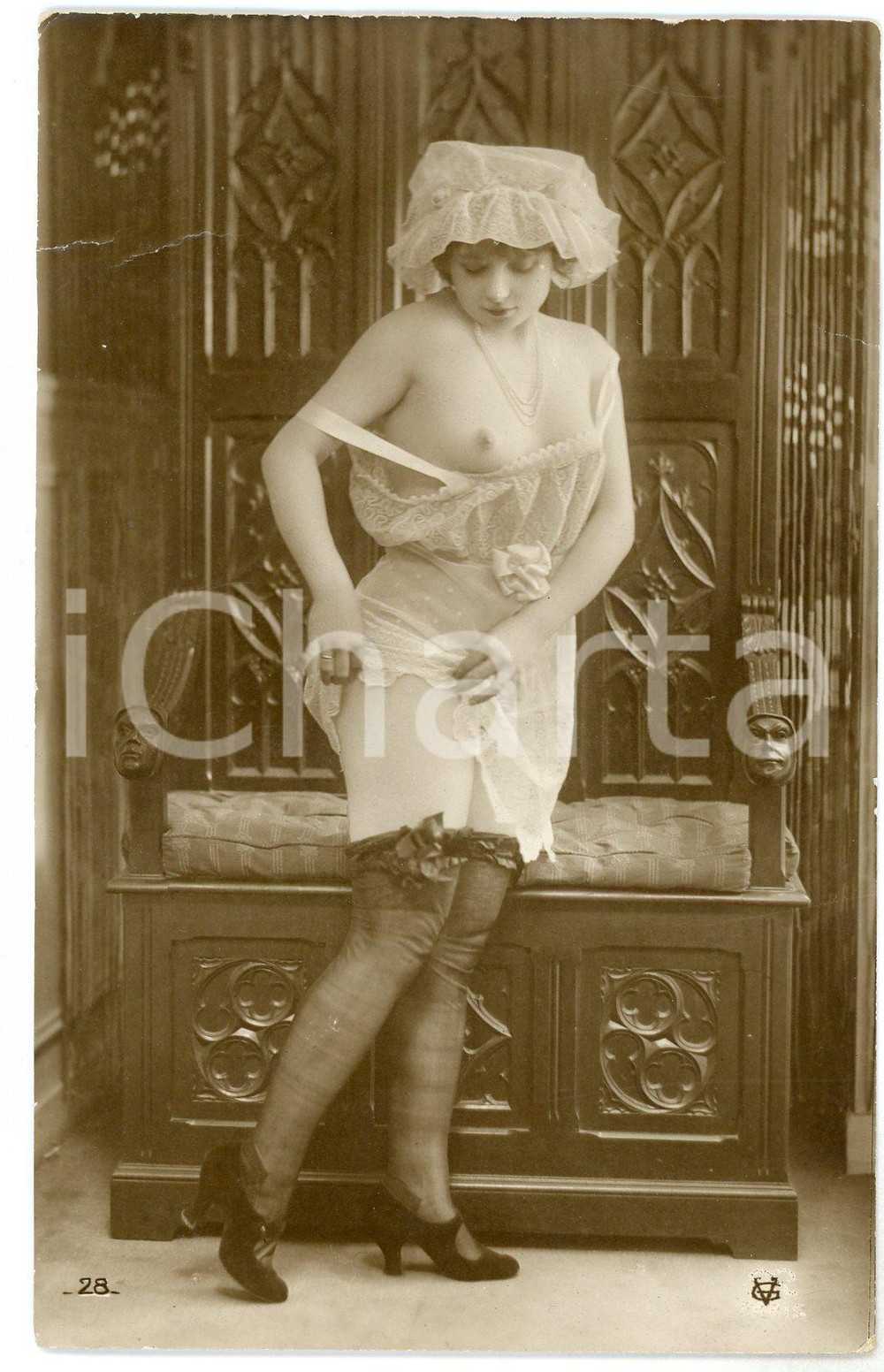 1910ca VINTAGE EROTIC Nude woman with nightgown and stockings - Postcard VG 28  Fotografia seriale d'epoca, in formato cartolina.Editore VG - Serie 28CONDIZIONI: F (piegatura al margine sinistro)FORMATO: FP    originale e autentica 1