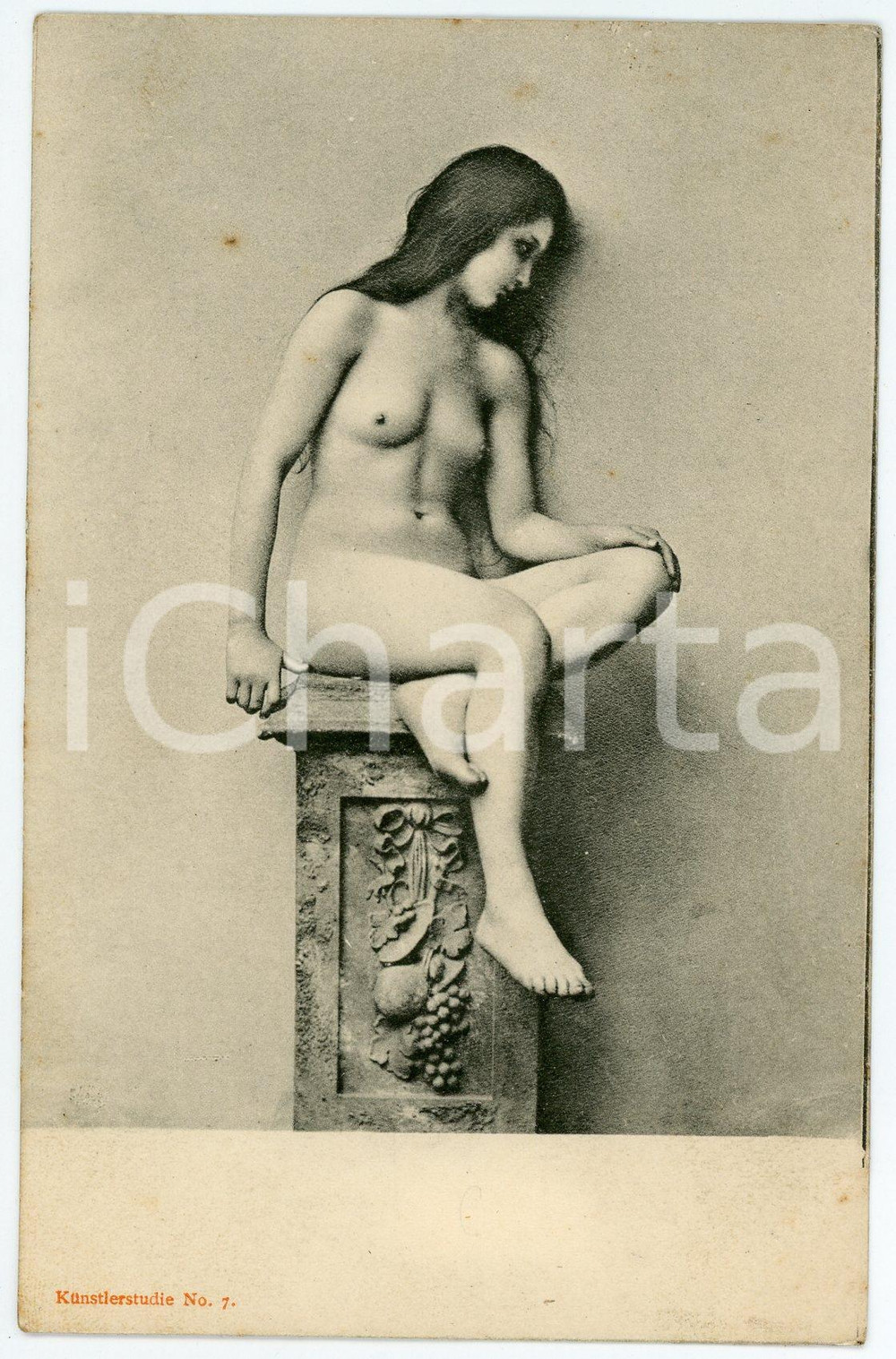 1905 ca VINTAGE EROTIC Nude woman on a pillar - Postcard KUNSTLERSTUDIE No.7  Fotografia seriale d'epoca, in formato cartolina.Editore Kunstlerstudie no.7CONDIZIONI: F FORMATO: FP    originale e autentica 1