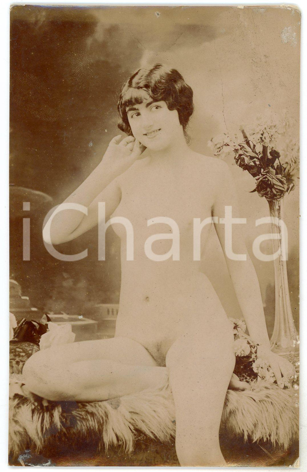 1910 ca VINTAGE EROTIC Nude woman sitting on a fur blanket - Postcard risque  Cartolina postale d'epoca.CONDIZIONI: POORFORMATO: FP    originale e autentica 1