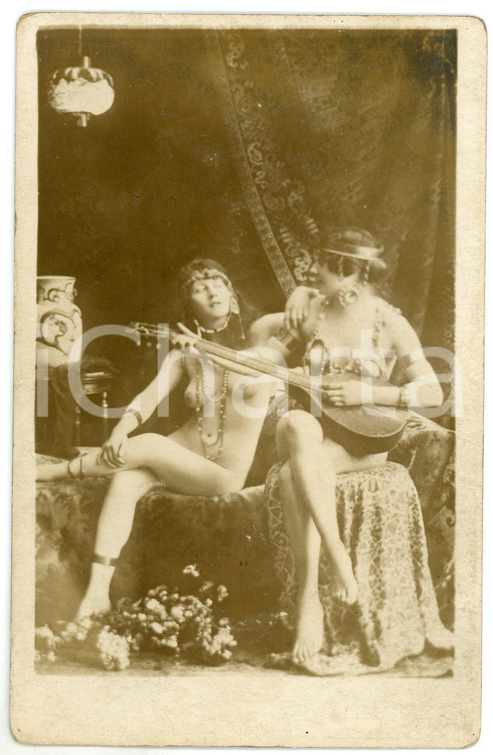 1910 ca VINTAGE EROTIC Two nude belly dancers playing lute guitar - Postcard  Cartolina postale d'epoca.CONDIZIONI: FAIRFORMATO: FP    originale e autentica 1