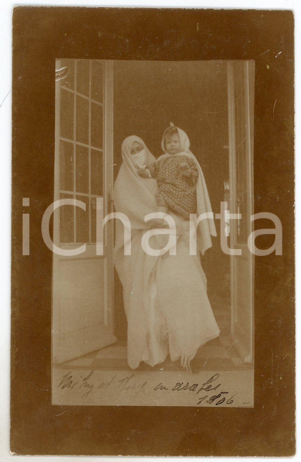 1906 s. l. Mère et fille belges en vêtements arabes - Photo carte postale   Fotografia d'epoca, in formato cartolina postale, viaggiata.CONDIZIONI: GFORMATO: FP    originale e autentica 1