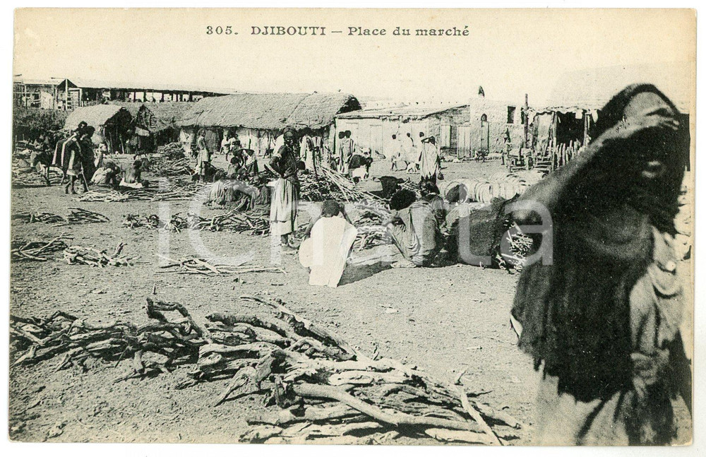 1900 ca DJIBOUTI - AFRIQUE Place du marché - Postcard FP NV  Cartolina postale d'epoca, non viaggiata. FAIR/discreto Lievi smussature agli angoli Formato: FP originale e autentica 1