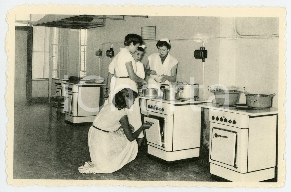 1930 ca ELISABETHVILLE Athénée Royal - Cuisines - Postcard FP NV  Cartolina postale d'epoca, non viaggiata. FAIR/discreto Lievi smussature agli angoli Formato: FP originale e autentica 1