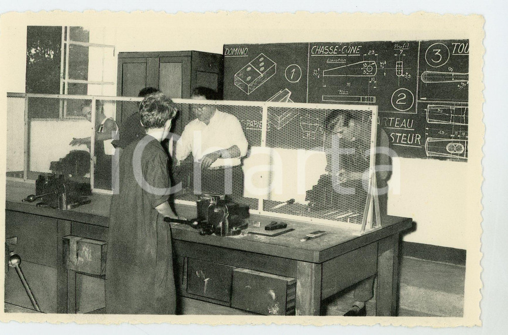 1930 ca ELISABETHVILLE Athénée Royal - Atelier fer - Postcard FP NV  Cartolina postale d'epoca, non viaggiata. FAIR/discreto Lievi smussature agli angoli Formato: FP originale e autentica 1