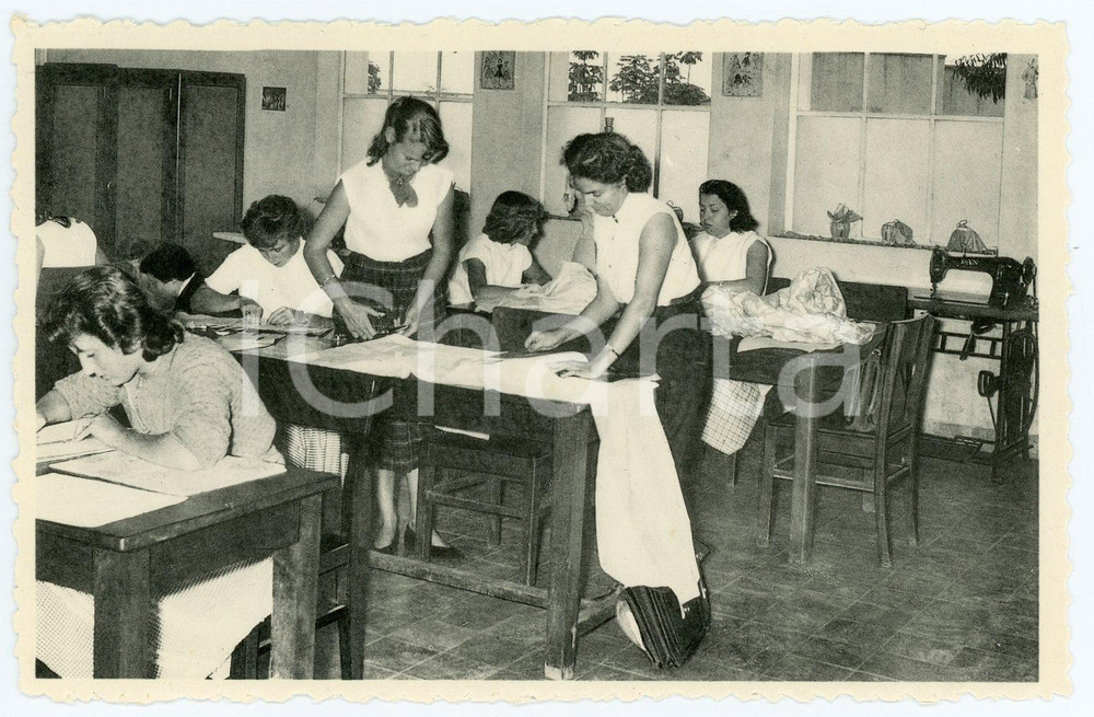 1930 ca ELISABETHVILLE Athénée Royal - Coupe et couture - Postcard FP NV  Cartolina postale d'epoca, non viaggiata. FAIR/discreto Lievi smussature agli angoli Formato: FP originale e autentica 1